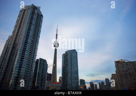 Vue sur le centre-ville de Toronto à partir de l'autoroute Gardiner, Ontario, Canada Banque D'Images