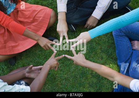 Groupe d'adolescents faisant une Star Banque D'Images