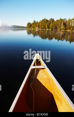 Canoe on Lake of Two Rivers, parc Algonquin, Ontario, Canada Banque D'Images