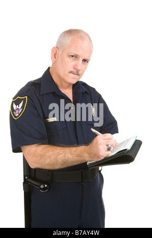 Agent de police à maturité avec expression grave rédiger votre traffic ticket isolated on white Banque D'Images