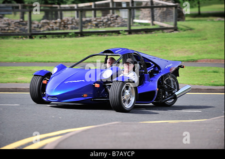 La conduite d'un trike sports T Rex bleu Banque D'Images