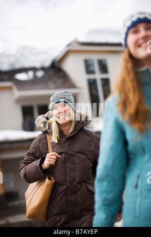 Femmes en vêtements d'hiver par chambre, Government Camp, Oregon, USA Banque D'Images