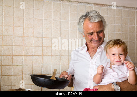 Grand-père et petit-fils dans la cuisine Banque D'Images