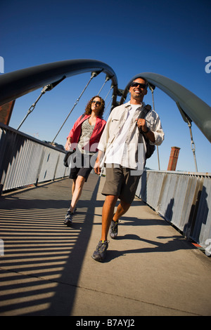 Les gens qui marchent sur la passerelle, Portland, Oregon, USA Banque D'Images