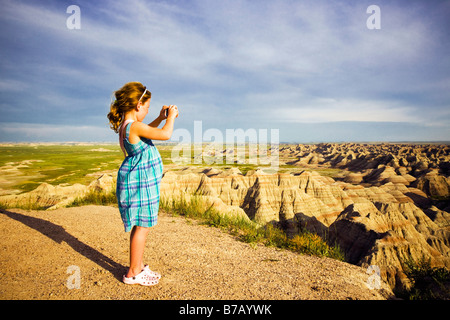 Fille de prendre une photo, Badlands, dans le Dakota du Sud, USA Banque D'Images