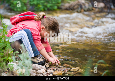 Girl Playing in Stream Banque D'Images