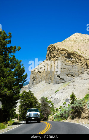 La conduite de camions à travers le Parc National de Yellowstone, Wyoming, USA Banque D'Images