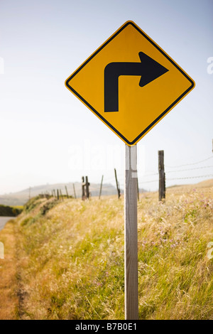Forte courbe en avant de signer sur une route de campagne, Santa Cruz, Californie, USA Banque D'Images