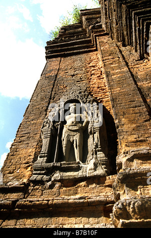 Sculpture bas-relief à l'extérieur du temple de Lolei au centre du grand Baray- ruines d'Angkor Wat, au Cambodge Banque D'Images