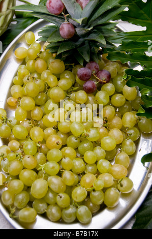 Raisins blancs sur un plat de service Banque D'Images