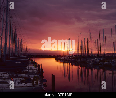 WASHINGTON - le coucher du soleil à Shilshole Bay Marina, sur les rives du Puget Sound, à Seattle. Banque D'Images