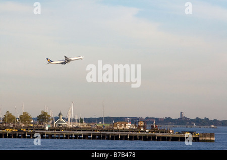 Avion de ligne Airbus 340 à décoller de l'aéroport international Logan de Boston Massachusetts USA Banque D'Images