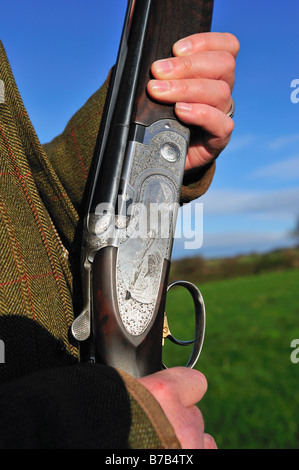 Un fusil tenu au prêt sur une journée de tournage Banque D'Images