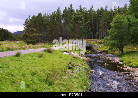 Route et brûler en Kyllochy Glen Banque D'Images