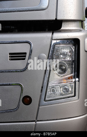 Lane de contrôler une caméra fixée à l'avant d'un camion Volvo FH met en garde l'appareil photo lorsque le camion traverse une démarcation lane Banque D'Images