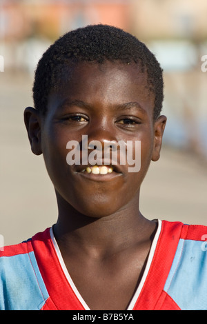 Garçon sénégalais à St Louis au Sénégal Afrique de l'Ouest Banque D'Images