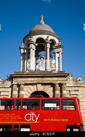 Bus à impériale rouge à l'extérieur de Queen's College, Oxford, Angleterre, Royaume-Uni. Banque D'Images