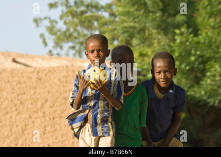 Les garçons à Ségou au Mali l'Afrique de l'Ouest Banque D'Images