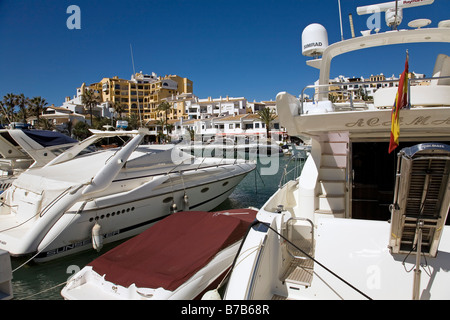 Bateaux dans la Marina de Cabopino Marbella Malaga Andalousie Espagne sun coast Banque D'Images