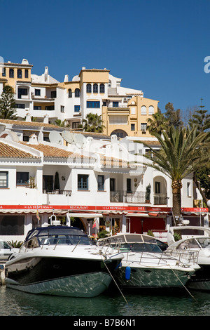 Bateaux dans la Marina de Cabopino Marbella Malaga Andalousie Espagne sun coast Banque D'Images