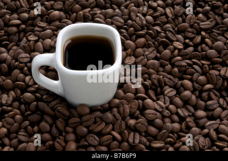 Tasse à café avec du café noir et des haricots, le 2 juin 2008 Banque D'Images