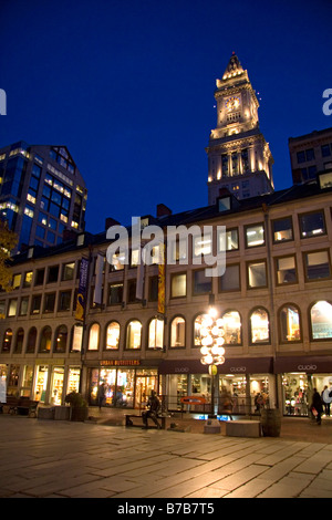 Custom House Tower et Quincy Market situé dans la région de Faneuil Hall de Boston Massachusetts USA Banque D'Images