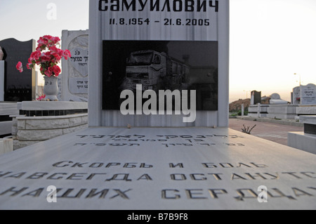 Un camion véhicule taillé dans une pierre tombale d'un Hermance juif au cimetière dans le sud de la ville de Netivot, Israël Banque D'Images