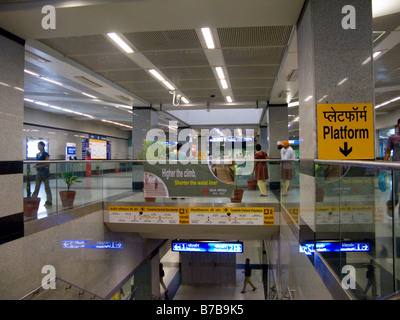 Chandni Chowk intérieur de la station, sur la Delhi Metro Rail system : ticket hall à la recherche jusqu'à niveau de la plate-forme via un escalier (45) Banque D'Images