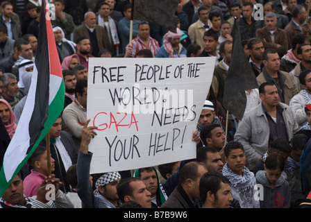 Les Bédouins israéliens prennent part à une manifestation contre l'opération militaire israélienne dans la bande de Gaza, dans le village d'AR'arat an-Naqab, dans le désert du Néguev en Israël Banque D'Images