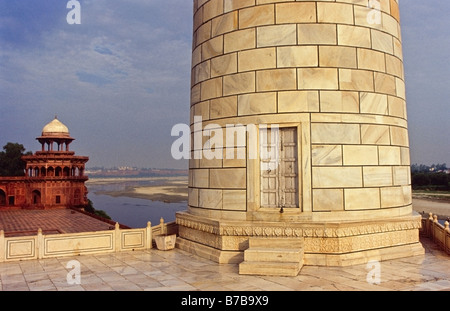 Base de l'une des tours du minaret Taj Mahal, Agra, Inde. Dans l'arrière-plan : la ville d'Agra Banque D'Images