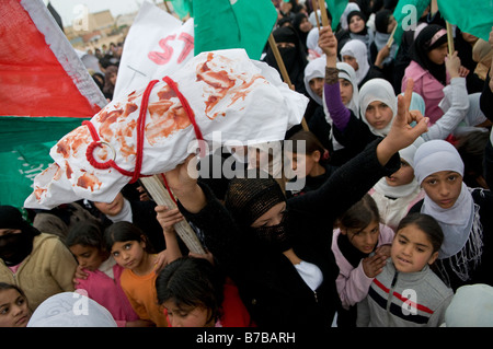 Les Bédouins israéliens prennent part à une manifestation contre l'opération militaire israélienne dans la bande de Gaza, dans le village d'AR'arat an-Naqab, dans le désert du Néguev en Israël Banque D'Images