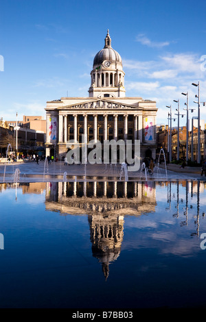 L'hôtel de ville de Nottingham se reflète dans la fontaine, Old Market Square, Nottingham, le Nottinghamshire, Angleterre Banque D'Images