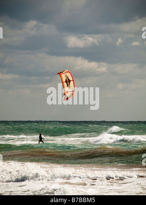 Le kitesurf en Espagne sur un jour de tempête Costa Dorada Mer Méditerranée Banque D'Images