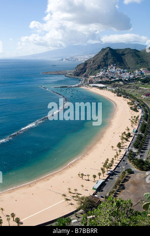 L'homme a fait de sable blanc de la plage Playa de Las Teresitas Teneriffe Tenerife Canaries Espagnol Island resort destination ho Banque D'Images