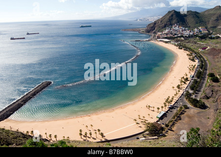 L'homme a fait de sable blanc de la plage Playa de Las Teresitas Teneriffe Tenerife Canaries Espagnol Island resort destination ho Banque D'Images