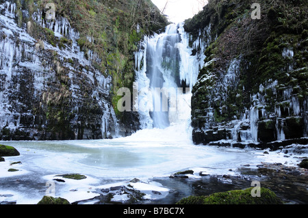 Sgwd Einion congelés Cascade Gam Ystradfellte Parc national de Brecon Beacons Powys Pays de Galles Banque D'Images