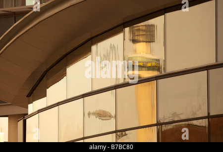 Reflet de beacon St Johns édifice moderne en verre au coucher du soleil le long des docks de Liverpool, Merseyside, Royaume-Uni Banque D'Images