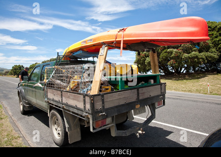 Camionnette (SEI) chargé pour les vacances avec des casiers à homard et kayak Banque D'Images