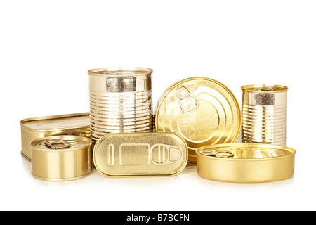 Assortiment de nourriture d'or tin can réfléchi sur fond blanc Banque D'Images