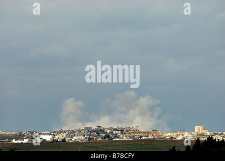 En soufflant de la fumée le nord de la bande de Gaza est vu de Kibbutz Kfar Aza à la suite d'un raid aérien israélien sur janvier 2009. Israël Banque D'Images