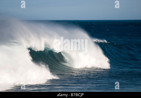 Vagues se briser briser eau vague mer whitehorses spray cheval chevaux blancs des vagues dans les eaux à marée marée mer ouverte Banque D'Images