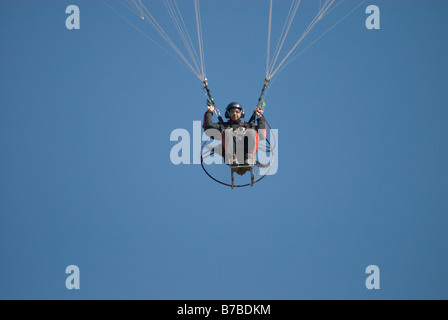 Un para-powered glider in flight Banque D'Images