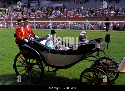 "Sa Majesté la Reine Elizabeth et le Prince Philip, duc d'Édimbourg" arrivant à 'Royal Ascot' races d'1h30 en calèche. Circa 1989 Banque D'Images