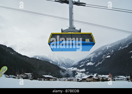 Cabine de câble allant de Mayrhofen à Ahorn haut Banque D'Images