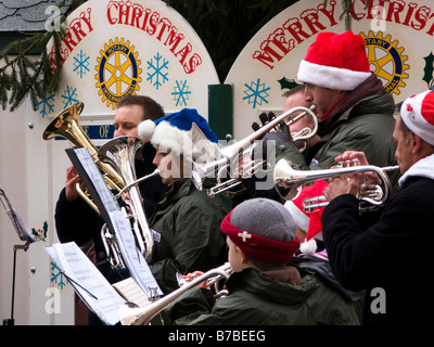 Le Brass Band jouant des chants de Noël, à Kingston, Surrey, UK Banque D'Images