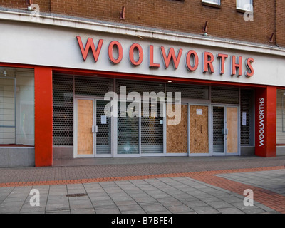 Fermé le magasin de la rue haute de Woolworths barricadés et vandalisée dans Regent Street, London UK Banque D'Images