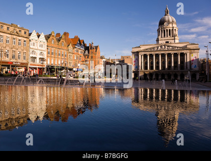 L'hôtel de ville de Nottingham et les boutiques de la place du vieux marché et de South Parade se reflètent dans les eaux de la fontaine Banque D'Images