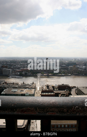 La Tate Modern et le Millennium Bridge vu de la cathédrale St Paul. Londres, Angleterre Banque D'Images