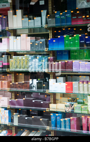 Flacons de parfum à prix bon marché de faux produits de contrefaçon Banque D'Images