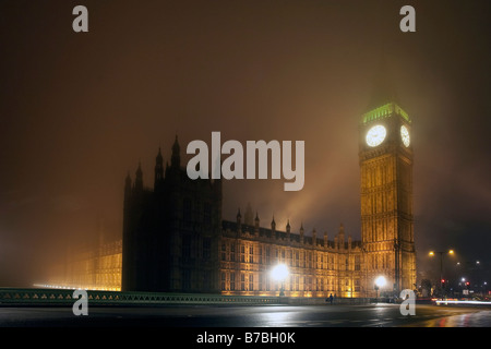 Big Ben et des chambres du Parlement sur une nuit d'hiver brumeux. Westminster, London, England, UK